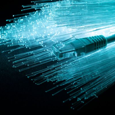 fibre-optique-bleue-cable-ethernet.jpg